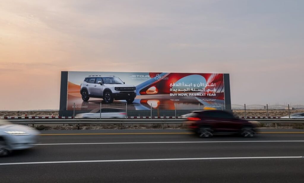 DOOH campaign planning across UAE highways using wide-format digital billboards for long-distance visibility