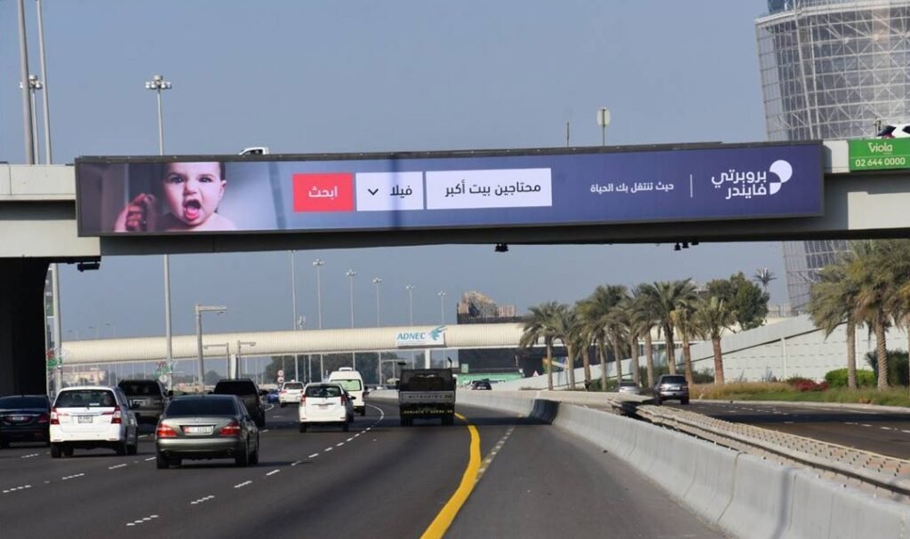 Digital overhead screen demonstrating DOOH in Ras Al Khaimah with continuous brand exposure across high-traffic commuter routes