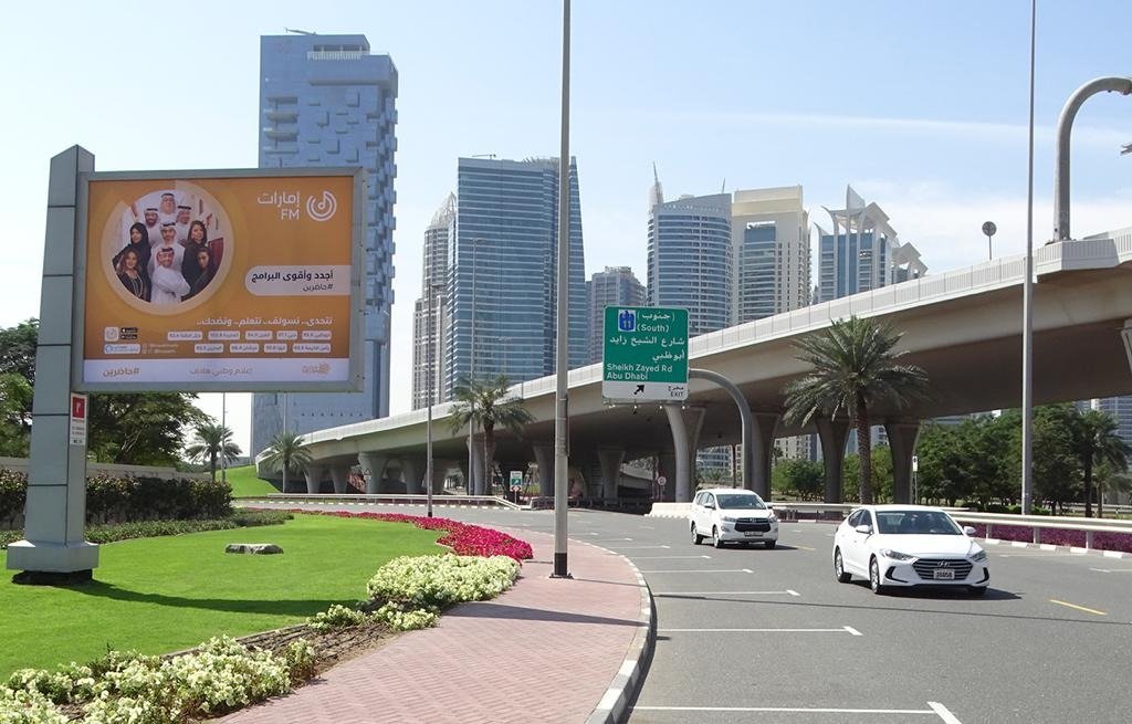 DOOH Screens Sharjah positioned along a major city road delivering high-visibility digital outdoor advertising