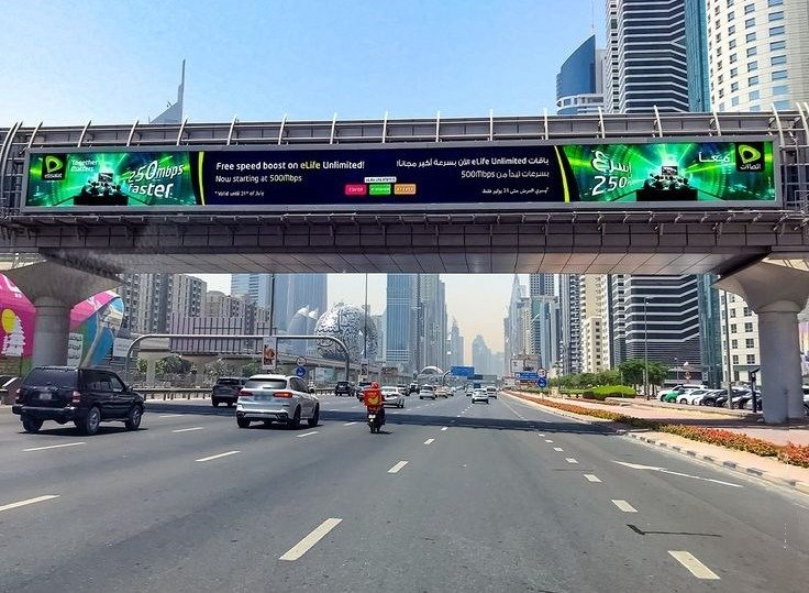 Outdoor campaign strategy using bridge-mounted advertising to capture daily commuter traffic in Dubai