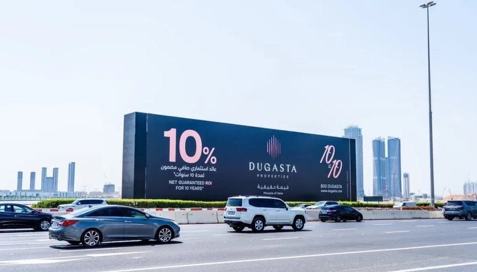Highway-mounted smartphone billboard delivering strong Outdoor Campaign ROI with clear product messaging and mass reach.
